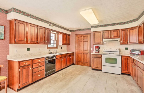 Williamstown House | Charming Williamstown Retreat w/Private Yard