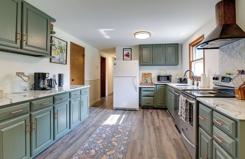 Town of Torrey Cottage | Charming Wine Trail Retreat: Walk to Seneca Lake!