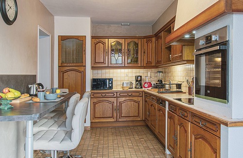 Sambin Cottage | Charming Winemaker's House in Castle Heartland, Terrace and Modern Comfort