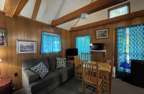 Zwolle Cabin | Charming Woodland Cabin with Kitchen, Roku TV & Outdoor Firepit
