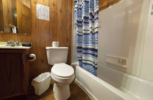 Zwolle Cabin | Charming Woodland Cabin with Kitchen, Roku TV & Outdoor Firepit