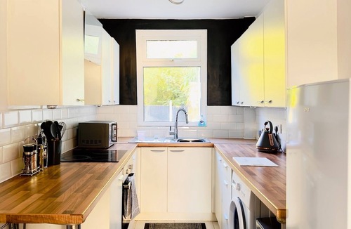 Little Hulton House | Charming Worsley Home w/parking