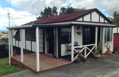 Thames Bed & Breakfast | Chartré Manor B&B