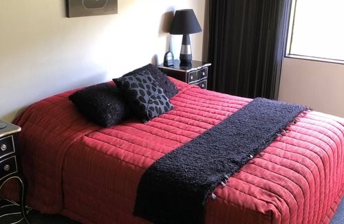 Thames Bed & Breakfast | Chartre' Manor Bed & Breakfast