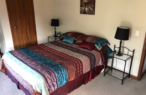 Thames Bed & Breakfast | Chartre' Manor Bed & Breakfast