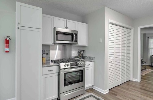 Summerville House | CHAS, SUMMRVLL/NEXTON Comfort Near Everything!