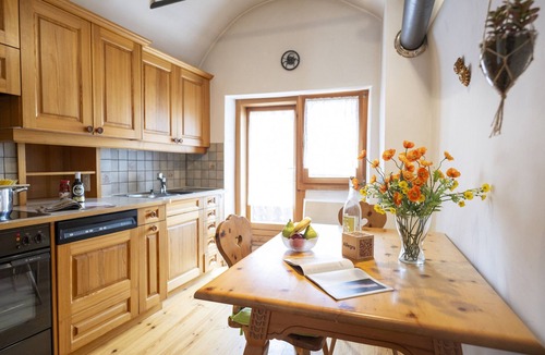 Ardez House | Chasa Bröl: Engadine holiday home in the middle of idyllic Ardez