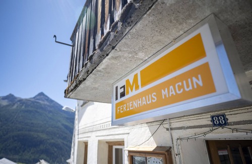 Tschlin House | Chasa Macun – Spacious vacation home with professional kitchen in the mountain village of Tschlin