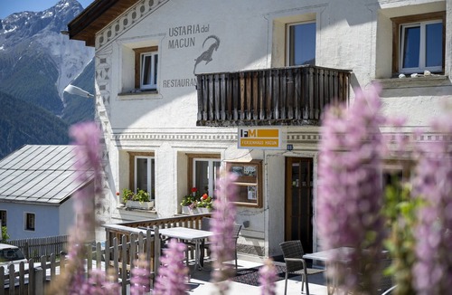 Tschlin House | Chasa Macun – Spacious vacation home with professional kitchen in the mountain village of Tschlin