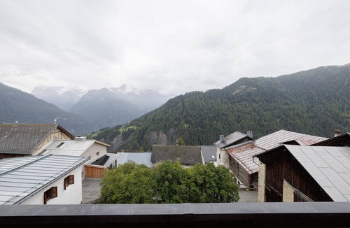 Vna Apartment | Chasa Moffa: Spacious 5.5-room flat in Vnà with panoramic views and private sauna