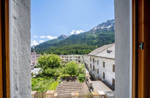 Lavin Apartment | Chasa Plazza Gronda: Cozy 3.5-room apartment with elevator, chemineé and underground garage