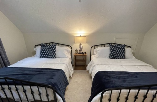 Hardin House | Chasing Ky Lake - Sport Court, Firepit, Sleeps 10