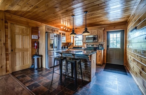 Himrod Cabin | Chateau: 3 bedroom cabin with hot tub, pool table, lake view