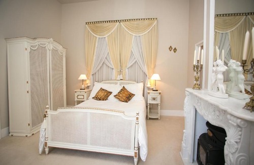 Saint-Christoly-de-Blaye Bed & Breakfast | Chateau Bavolier