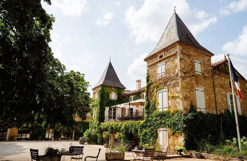 Prayssac Villa | Chateau Camp del Saltre Main house with beautiful vineyard and swimming pool