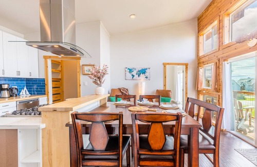 Lagoon Point House | Chateau Coho by AvantStay | Easy Beach Access