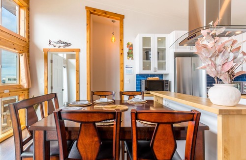 Lagoon Point House | Chateau Coho by AvantStay | Easy Beach Access