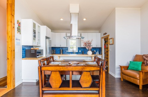 Lagoon Point House | Chateau Coho by AvantStay | Easy Beach Access