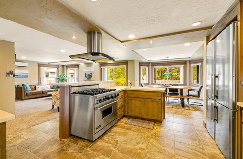 Bayshore House | Chateau De Bay