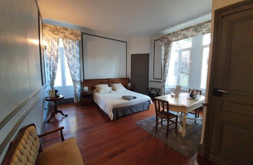 Villeneuve-de-Marc Bed & Breakfast | Chateau de Bonnevaux