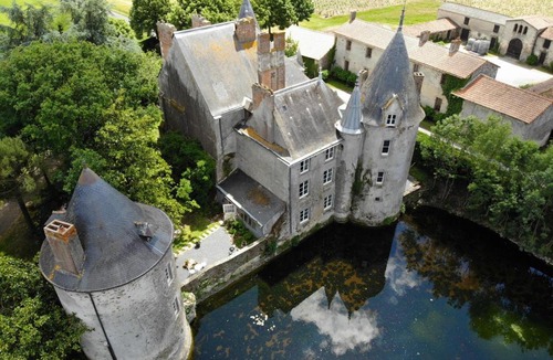 Saint-Hilaire-de-Loulay House | Chateau de la Preuille Gites