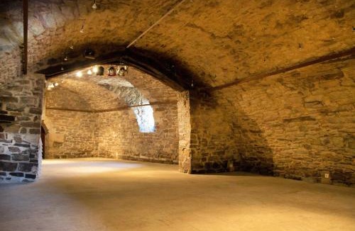 Marnhagues-et-Latour Apartment | Chateau de Latour sur Sorgue