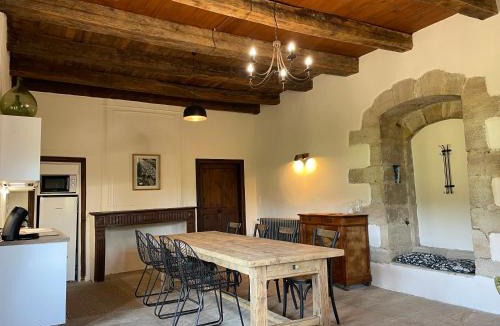 Marnhagues-et-Latour Apartment | Chateau de Latour sur Sorgue