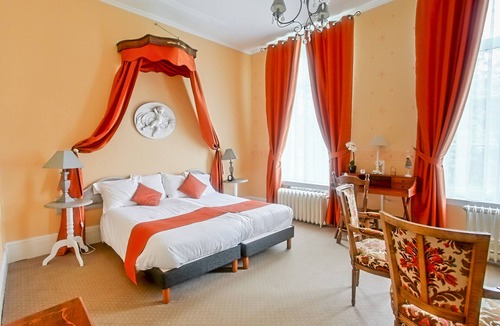 Aire-sur-la-Lys House | Chateau de Moulin le Comte, 4 EPIS GDF Bed and breakfast tables