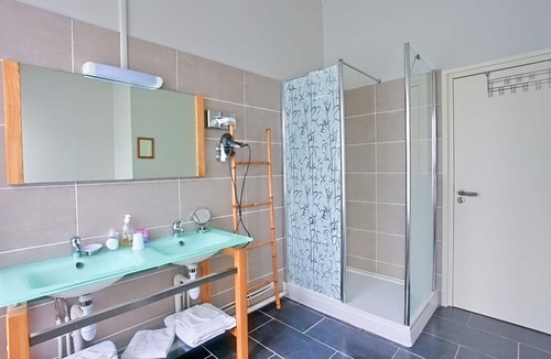 Aire-sur-la-Lys House | Chateau de Moulin le Comte, 4 EPIS GDF Bed and breakfast tables