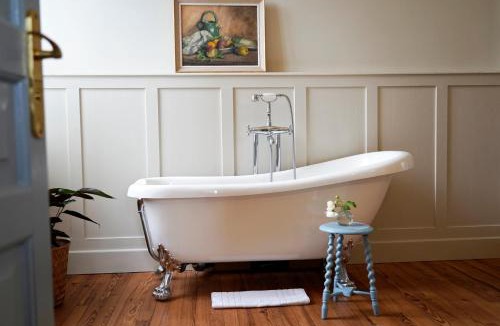 Montreal Bed & Breakfast | Chateau de Pomiro chambres d'hôtes et gîte