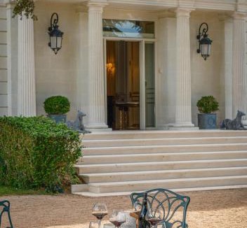 Saint-Patrice Hotel | Chateau De Rochecotte