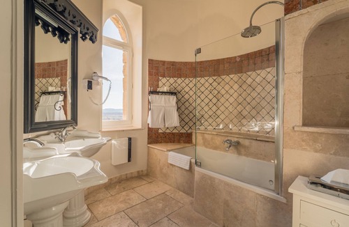 Chateauneuf-du-Pape Hotel | Chateau Des Fines Roches
