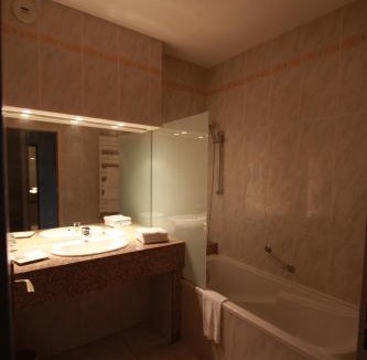 Chasseneuil-du-Poitou Hotel | Chateau du Clos de la Ribaudiere - Teritoria