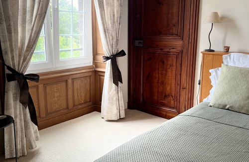 Saint-Mars-du-Desert Bed & Breakfast | Château du Perray – Princess Room with Park View and Shared Pool