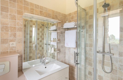 Saint-Mars-du-Desert Bed & Breakfast | Château du Perray - Queen Room - Round Bed with Shared Pool