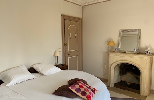 Saint-Mars-du-Desert Bed & Breakfast | Château du Perray - Queen Room - Round Bed with Shared Pool