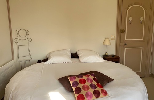 Saint-Mars-du-Desert Bed & Breakfast | Château du Perray - Queen Room - Round Bed with Shared Pool