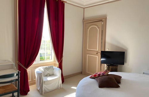 Saint-Mars-du-Desert Bed & Breakfast | Château du Perray - Queen Room - Round Bed with Shared Pool
