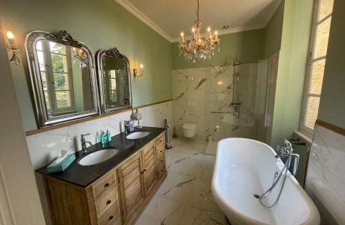 Bourbon-l'Archambault Bed & Breakfast | Chateau du Grand Lucay