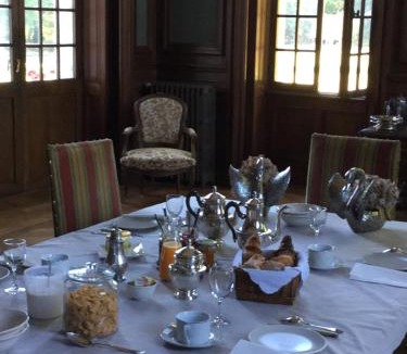 La Bastide-de-Serou Bed & Breakfast | Chateau du Val Larbont