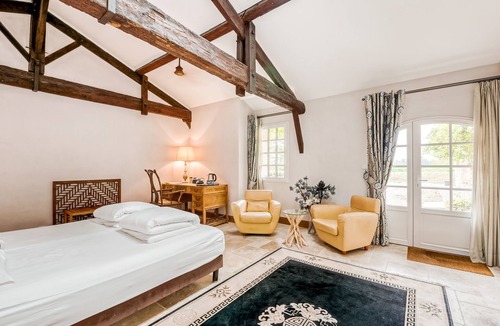 Lugon-et-l'ile-du-Carney Bed & Breakfast | Chateau de La Vieille Chapelle