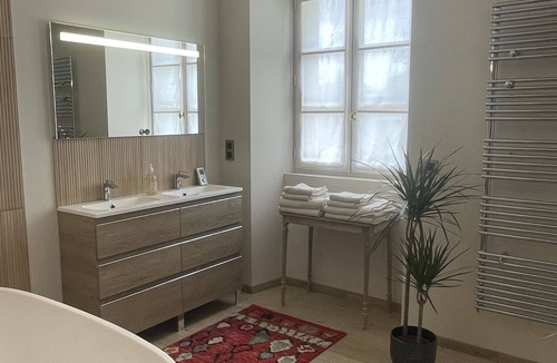 Lugon-et-l'ile-du-Carney Bed & Breakfast | Chateau de La Vieille Chapelle