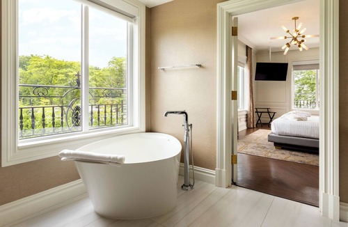 East Brunswick Hotel | Chateau Grande Hotel