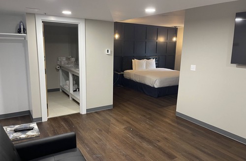 Bloomington Hotel | Chateau Hotel and Conference Center