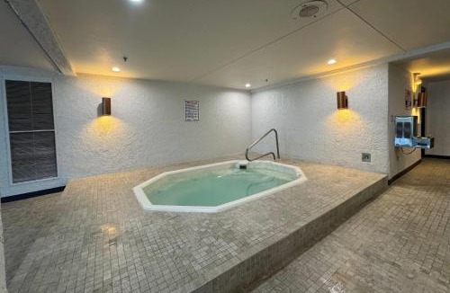 Bloomington Hotel | Chateau Hotel and Conference Center