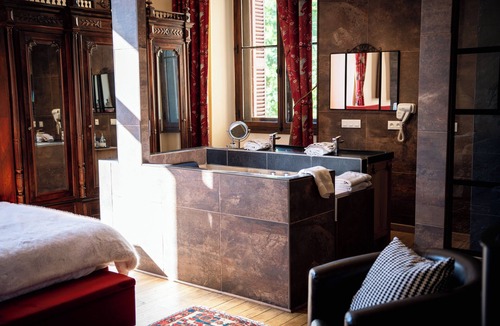 Les Pradeaux Hotel | Chateau La Grange fort