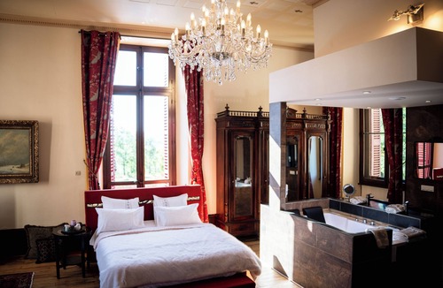 Les Pradeaux Hotel | Chateau La Grange fort