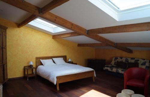 Saint-Pierre-d'Aurillac Bed & Breakfast | Chateau Le Livey