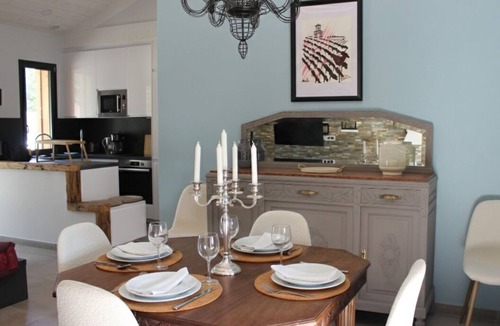 Saint-Yzans-de-Medoc Cottage | Château Loudenne - Ecottage in the park