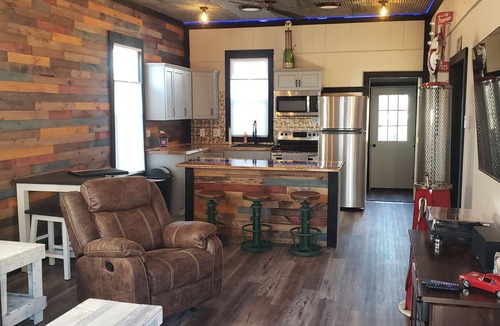 Olney House | Chateau Monroe - Rustic feel with modern convenience